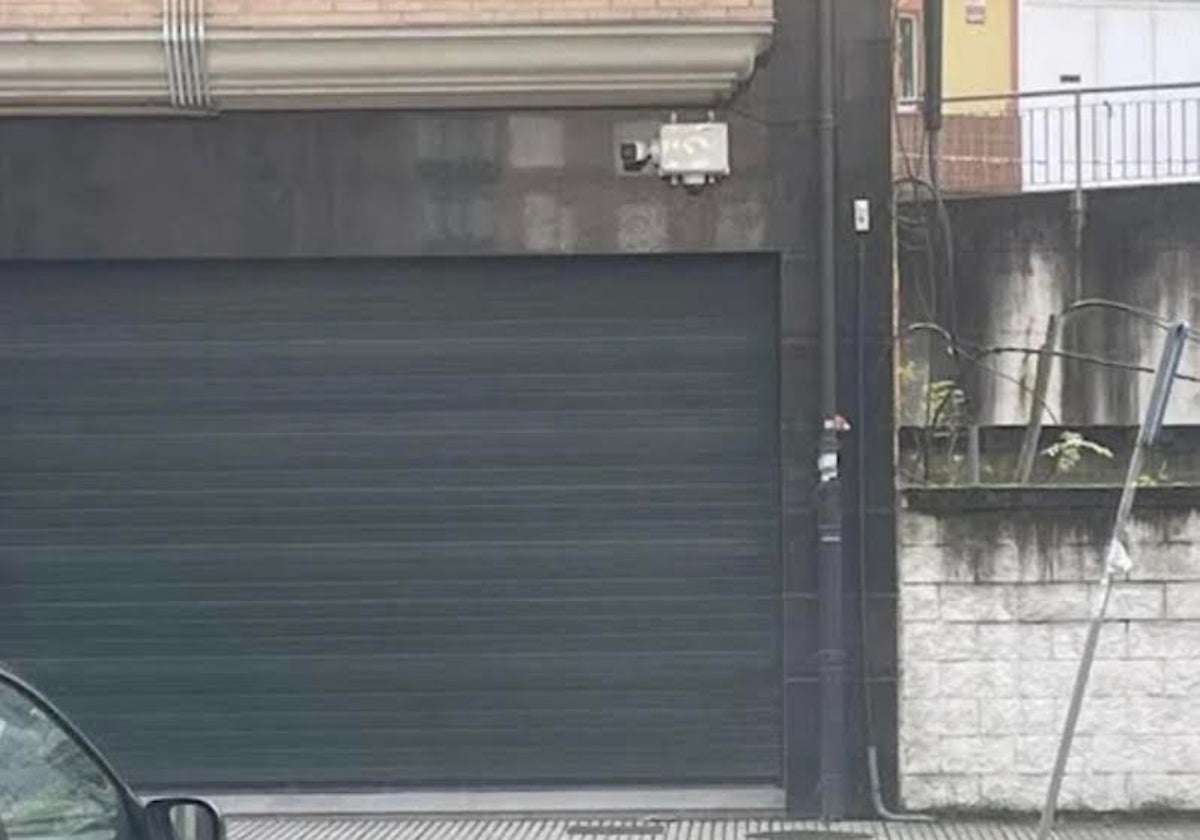 Una de las cámaras de seguridad colocadas en la localidad de El Entrego, en la calle Maestros de la Toná