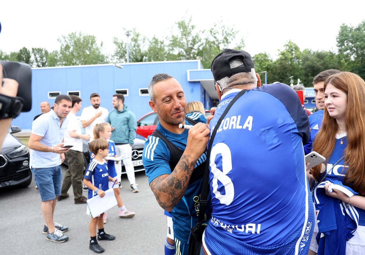 Cazorla, Hijo Adoptivo de Oviedo, firma la camiseta de un aficionado tras un entrenamiento.
