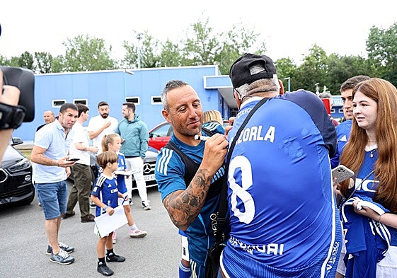 Cazorla, Hijo Adoptivo de Oviedo, firma la camiseta de un aficionado tras un entrenamiento.