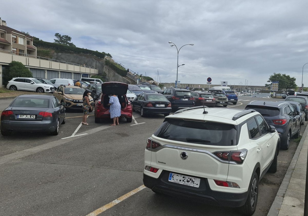 Coches estacionados en la avenida del Gayo