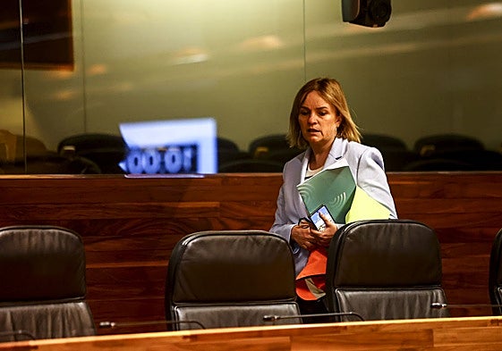 Covadonga Tomé se dirige a su escaño al inicio de un pleno en la Junta General del Principado.