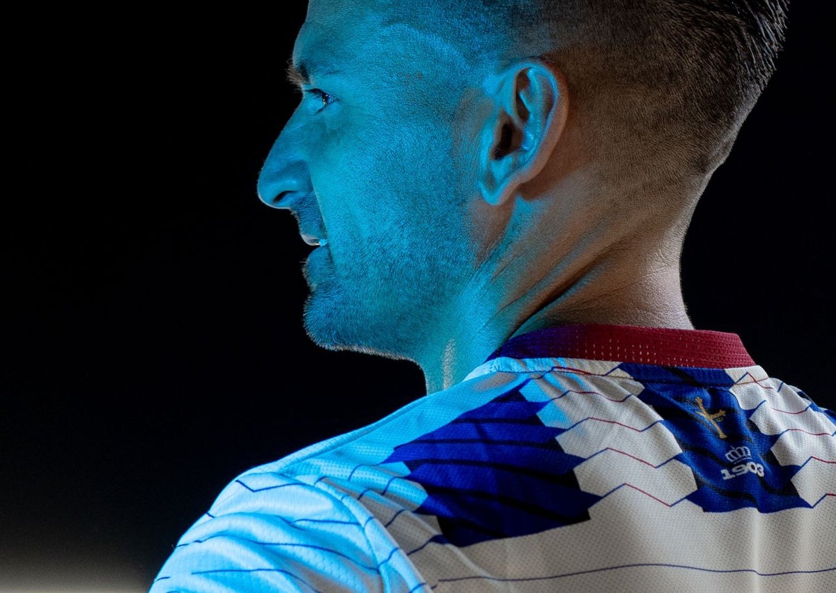 Imagen secundaria 1 - El Real Avilés muestra su nueva equipación