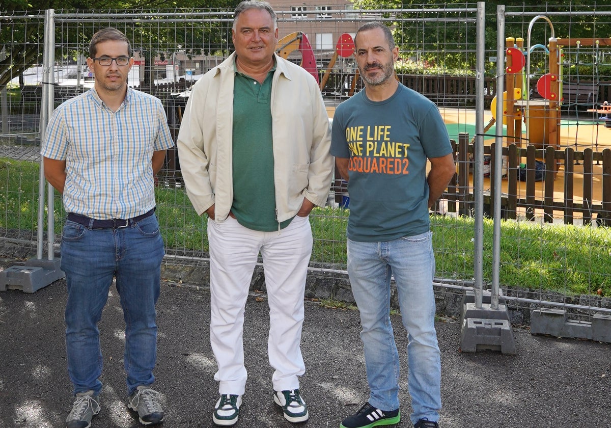El técnico municipal Rafael Bueno, con el edil Alejandro Villa y el alcalde de Siero, Ángel García, 'Cepi', en el parque Centro Habana de La Pola.