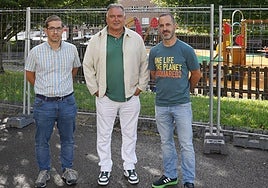 El técnico municipal Rafael Bueno, con el edil Alejandro Villa y el alcalde de Siero, Ángel García, 'Cepi', en el parque Centro Habana de La Pola.