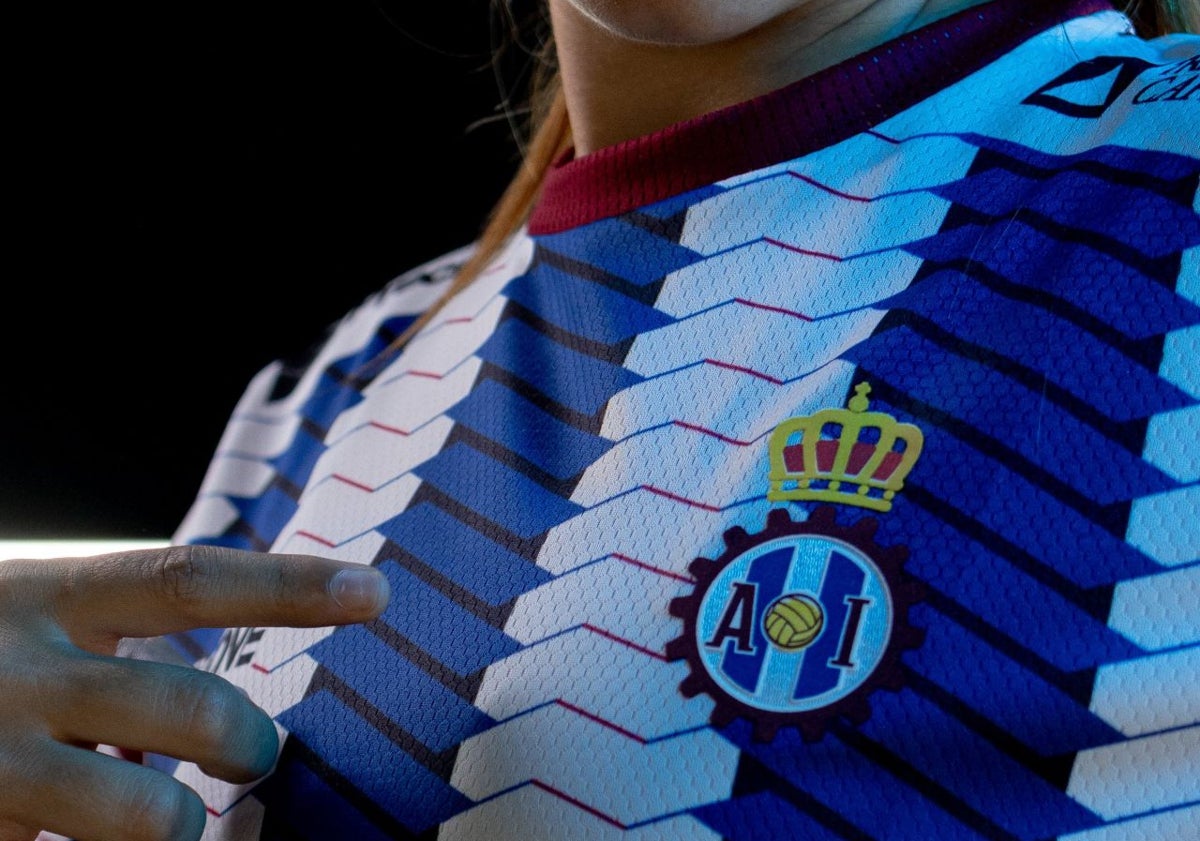 Imagen principal - El Real Avilés muestra su nueva equipación