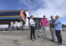 Pedro de Rueda, a la izquierda, con los populares de Lena.