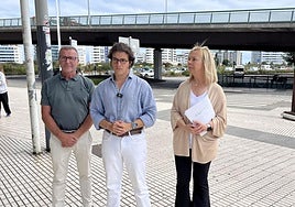 David Angones, José María Figaredo y Sara Álvarez Rouco, ayer, ante la estación provisional de tren de Sanz Crespo.