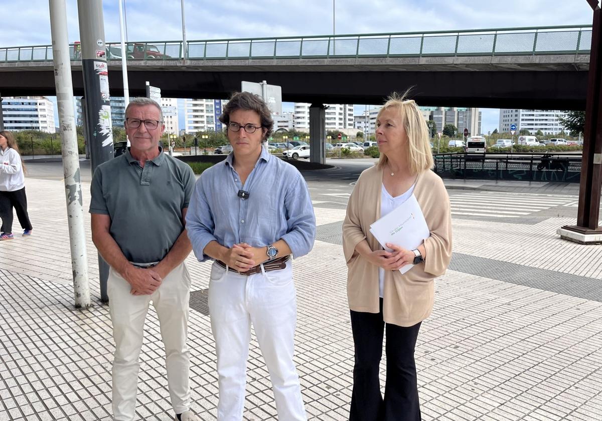 David Angones, José María Figaredo y Sara Álvarez Rouco, ayer, ante la estación provisional de tren de Sanz Crespo.