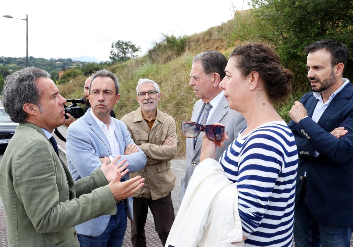 Nacho Cuesta, Ovidio Zapico, Gaspar Llamazares, Alfredo Canteli, Cristina Pontón y Jesús Daniel Sánchez en su visita a las parcelas de La Florida.