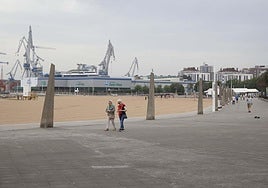 Paseo de El Arbeyal, uno de los espacios clave del frente costero de titularidad portuaria donde el equipo de Roqueñí prevé invertir en mejoras.