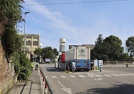 Camiones accediendo a la planta de Saint-Gobain de La Maruca.