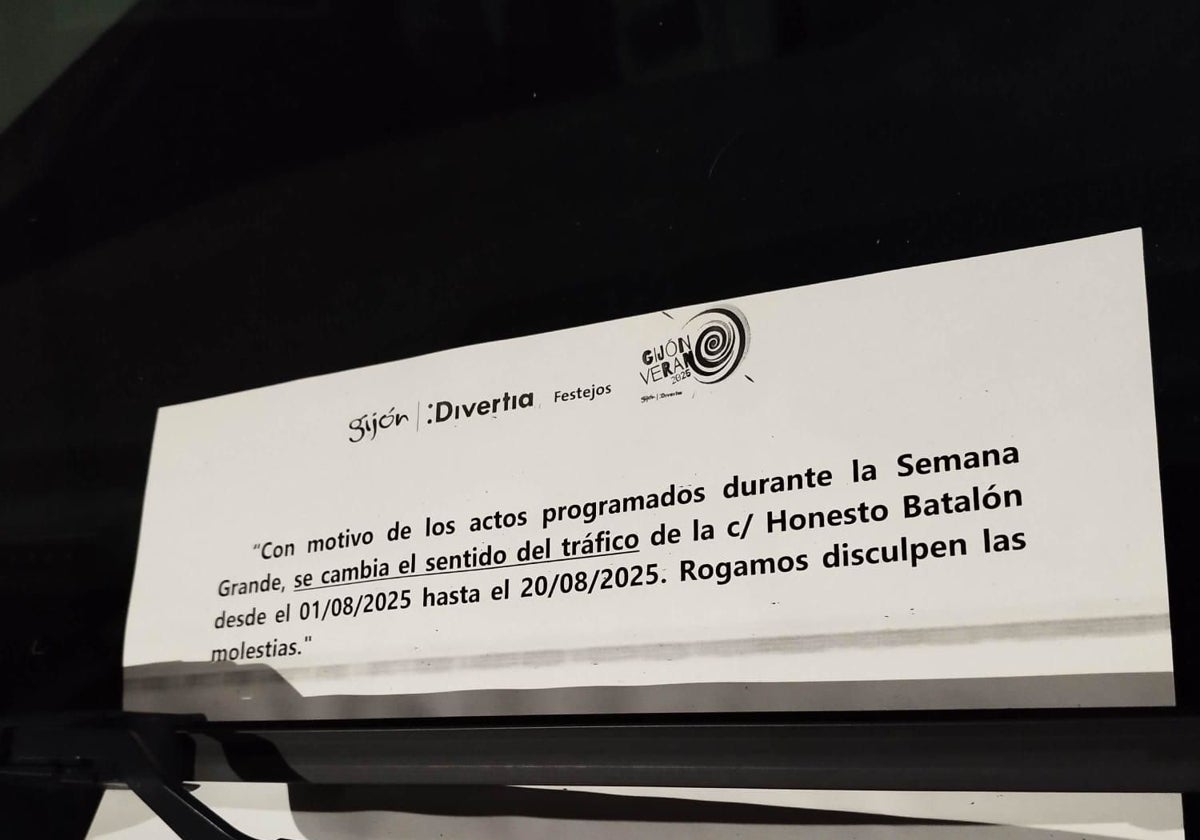 Nota informativa sobre el cambio de sentido en Honesto Batalón dejada en el parabrisas de un coche en Cimavilla.