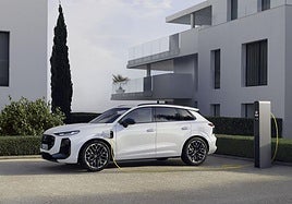 El precio del nuevo Audi Q3 E-HYBRID parte de los 56.090 euros.