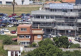 Chalé que será demolido tras el desahucio de su ocupante, anexo a la promoción de viviendas que prevé ocupar su suelo.