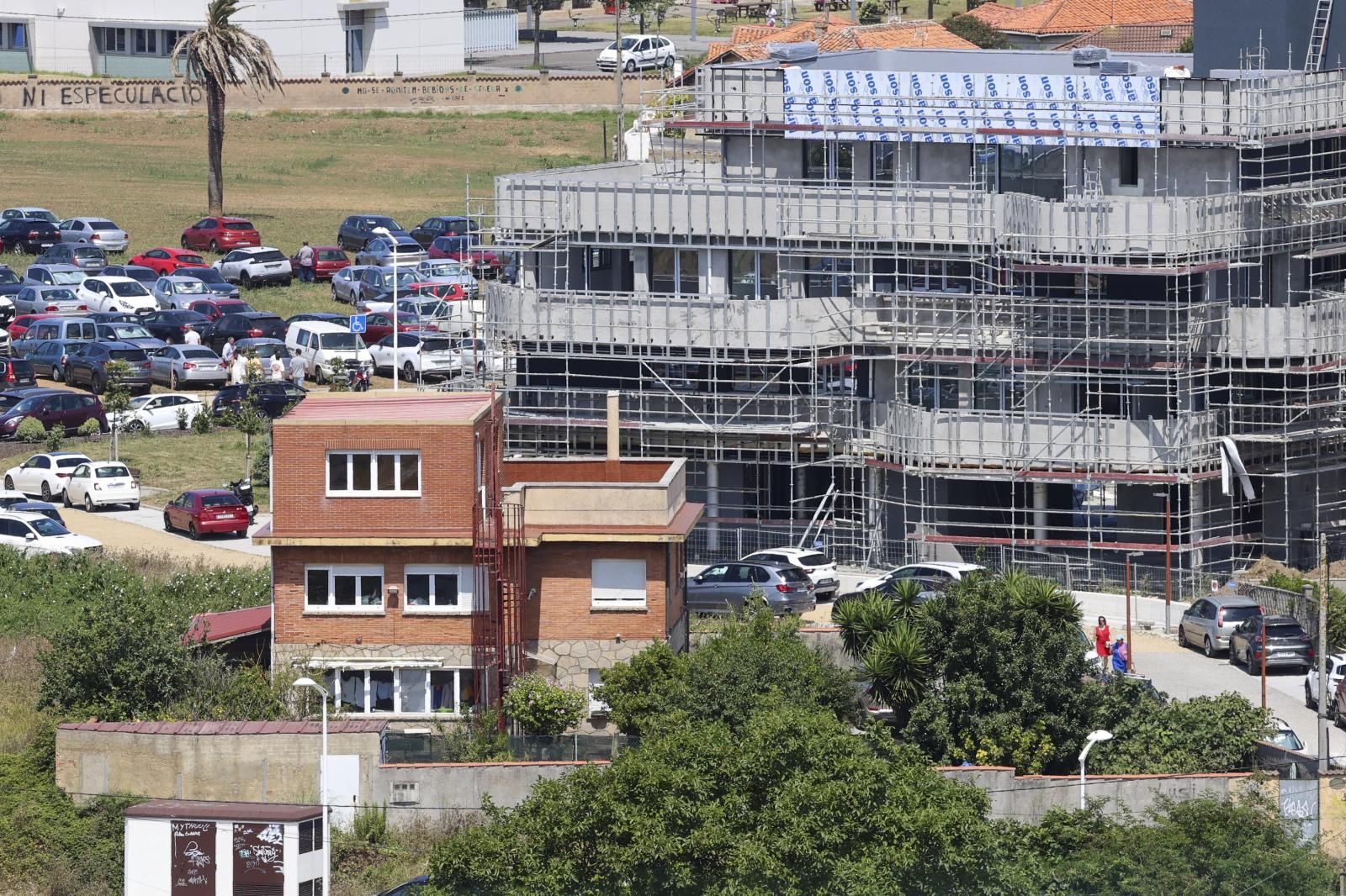 Chalé que será demolido tras el desahucio de su ocupante, anexo a la promoción de viviendas que prevé ocupar su suelo.