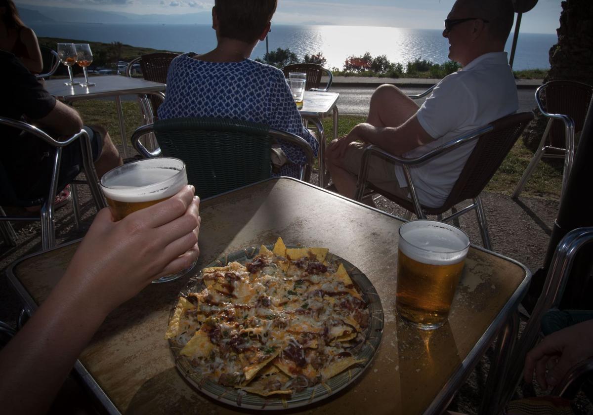 Comida y cerveza en un chiringuito de playa.