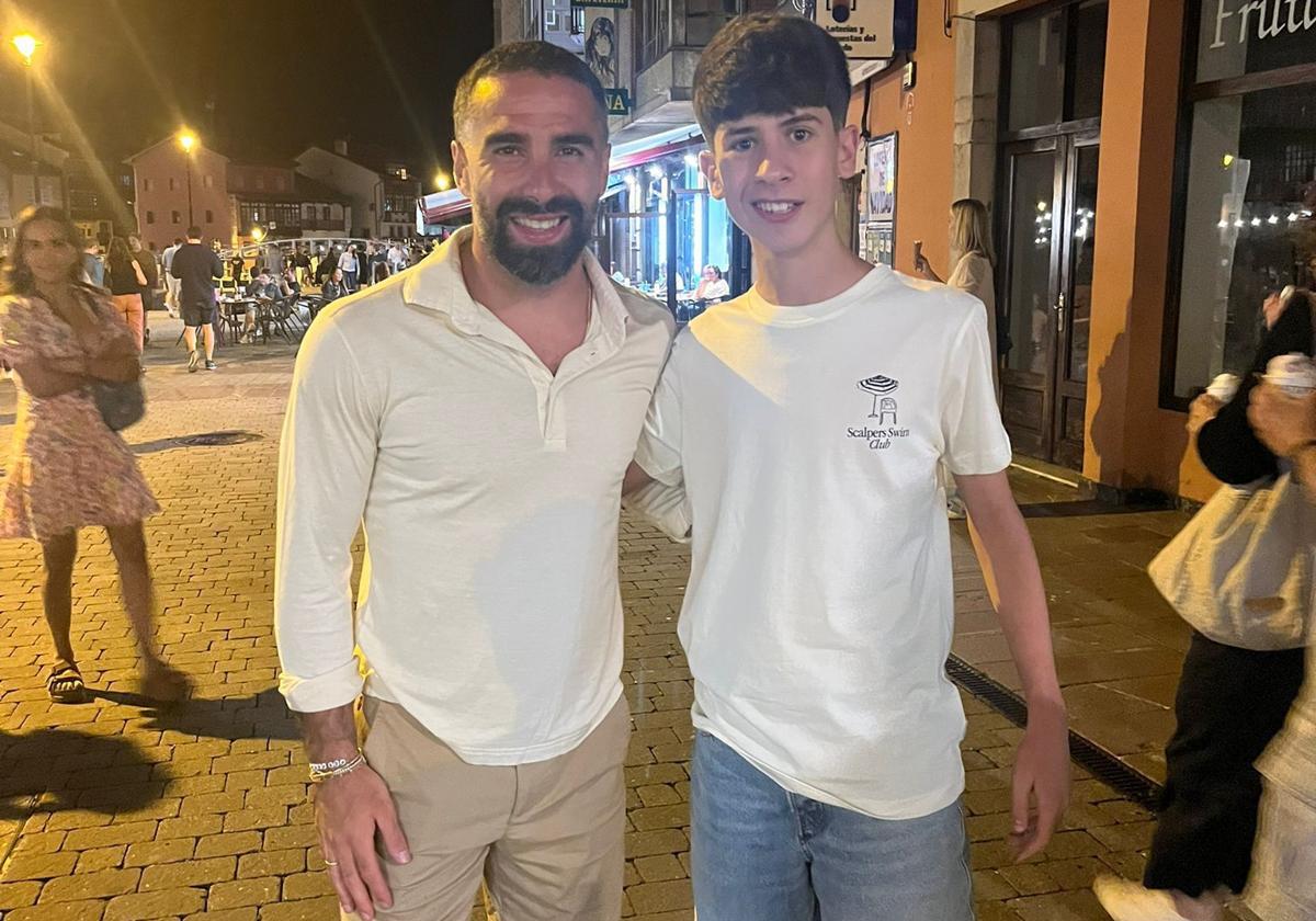 Dani Carvajal posa para una fotografía con el joven asturiano Mateo Cuende.