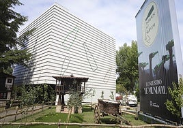 El Pabellón del Principado, con motivos sidreros.