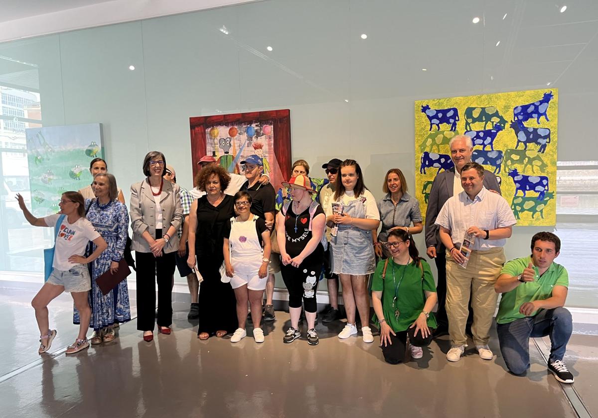 Foto de familia de los miembros del centro La Arboleya tras la presentación de la exposición '¿Te acuerdas de esta?' en la Antigua Rula.
