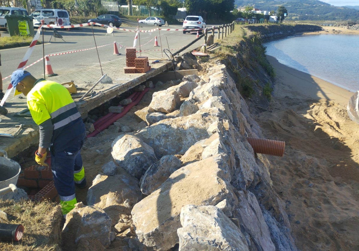 Obras de reparación del hundimiento de la playa de Miami, Villaviciosa.