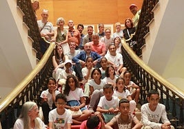 Ediles y representantes de la Asociación Asturiana de Solidaridad con el Pueblo Saharaui con los niños que pasarán el verano con familias de acogida gijonesas