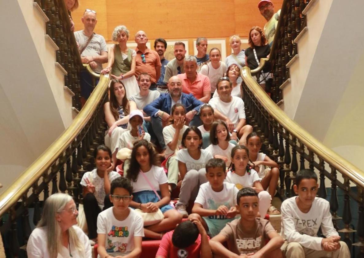 Ediles y representantes de la Asociación Asturiana de Solidaridad con el Pueblo Saharaui con los niños que pasarán el verano con familias de acogida gijonesas