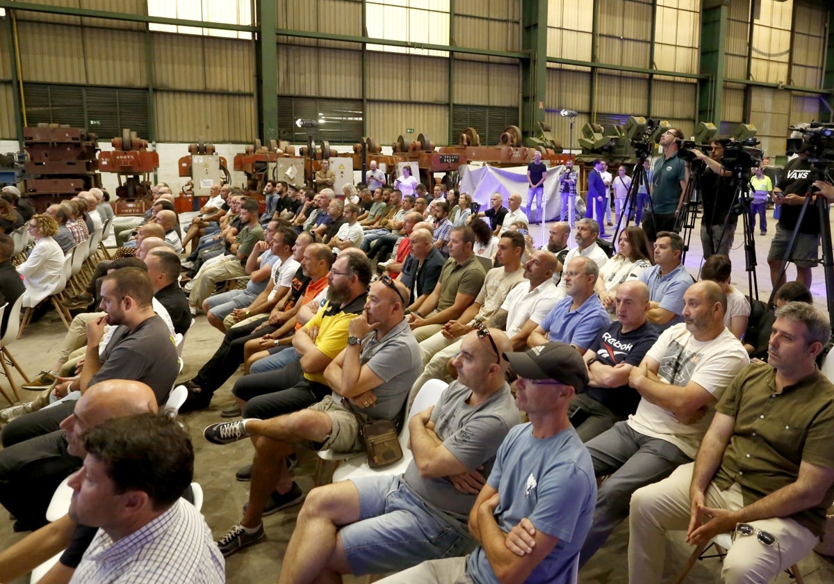 La amplia mayoría de los trabajadores de El Tallerón acudieron al acto organizado por Indra tras la compra de las instalaciones a Duro Felguera.