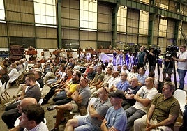 La amplia mayoría de los trabajadores de El Tallerón acudieron al acto organizado por Indra tras la compra de las instalaciones a Duro Felguera.