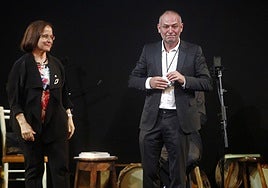 Xuan Bello, tras recibir de Ana Cano, entonces presidenta la ALLA, el Premiu Nacional de Lliteratura.