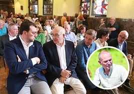 El presidente Barbón, el expresidente José Luis Rodríguez-Vigil, el concejal ovetense Carlos Llaneza, la exconsejera de Cultura Berta Piñán y el director general Antón García. Tras ellos, entre otros, Xosé Antón González Riaño, de la Academia de la Llingua; Delia Losa, exdelegada del Gobierno; la alcaldesa de Avilés, Mariví Monteserín, y el fundador del PAS Xuan Xosé Sánchez Vicente.