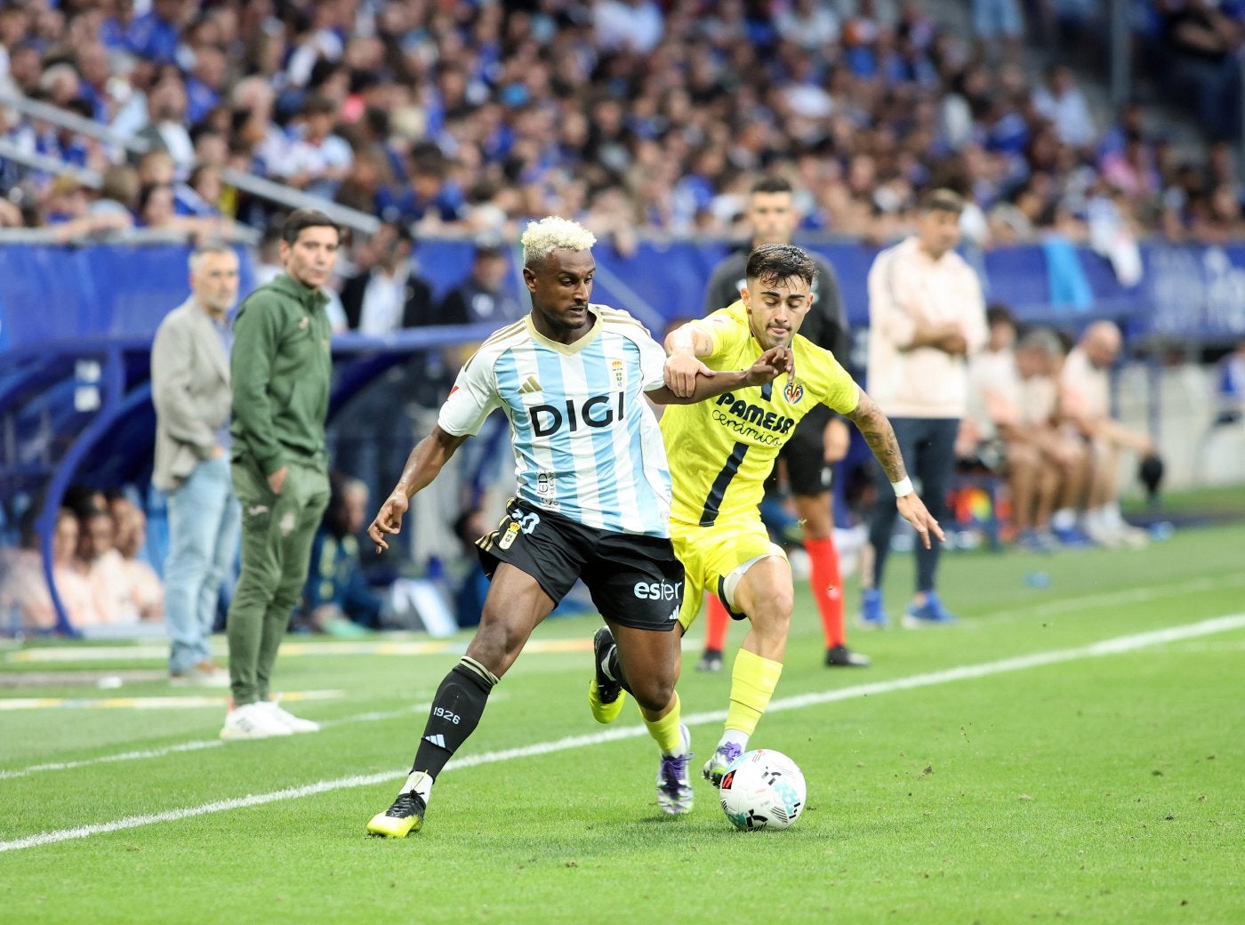 El oviedista Hassan, que este jueves fue un quebradero de cabeza para sus rivales, trata de irse de Moleiro, jugador del Villarreal.