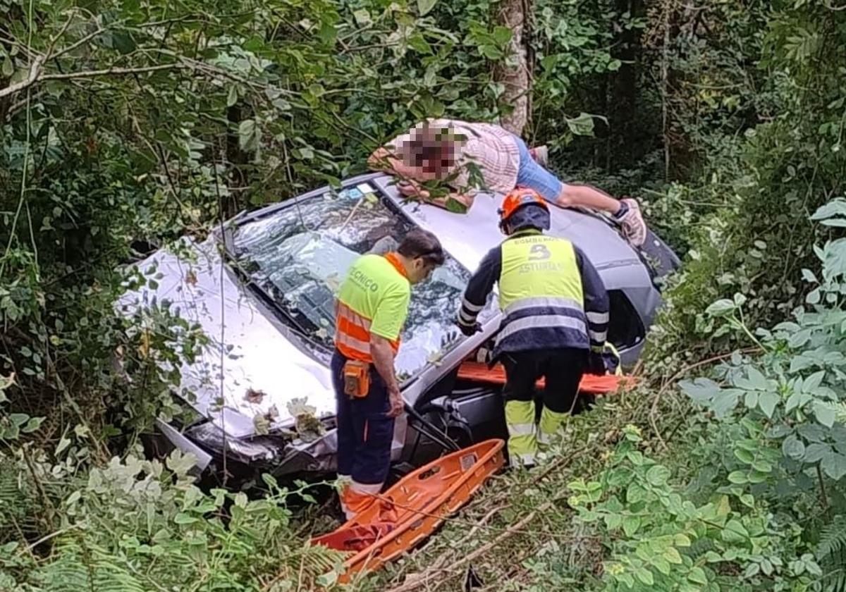 Um bombero y un sanitario tratan de evacuar a la mujer herida, que tuvo que ser excarcelada.