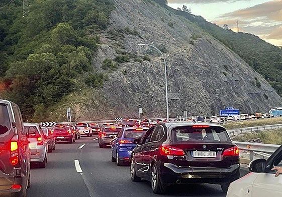 Atasco en la autopista del Huerna el pasado 20 de julio debido a las obras en los túneles.