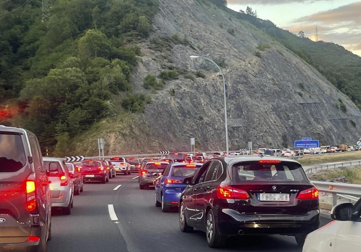 Atasco en la autopista del Huerna el pasado 20 de julio debido a las obras en los túneles.