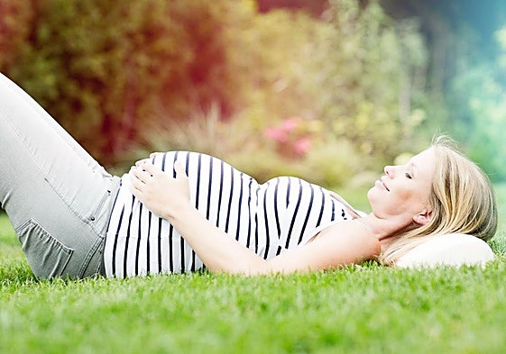 Una mujer embarazada.