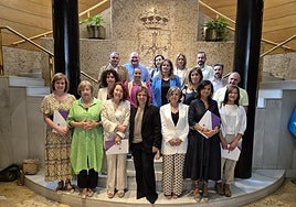 La presidenta en funciones del Principado, Gimena Llamedo, junto a la directora general de Igualdad y los responsables municipales de los 18 Centros Asesores de la Mujer (CAM).