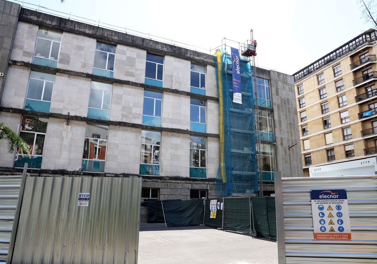 La Escuela de Minas, actualmente en obras para retirar el amianto.