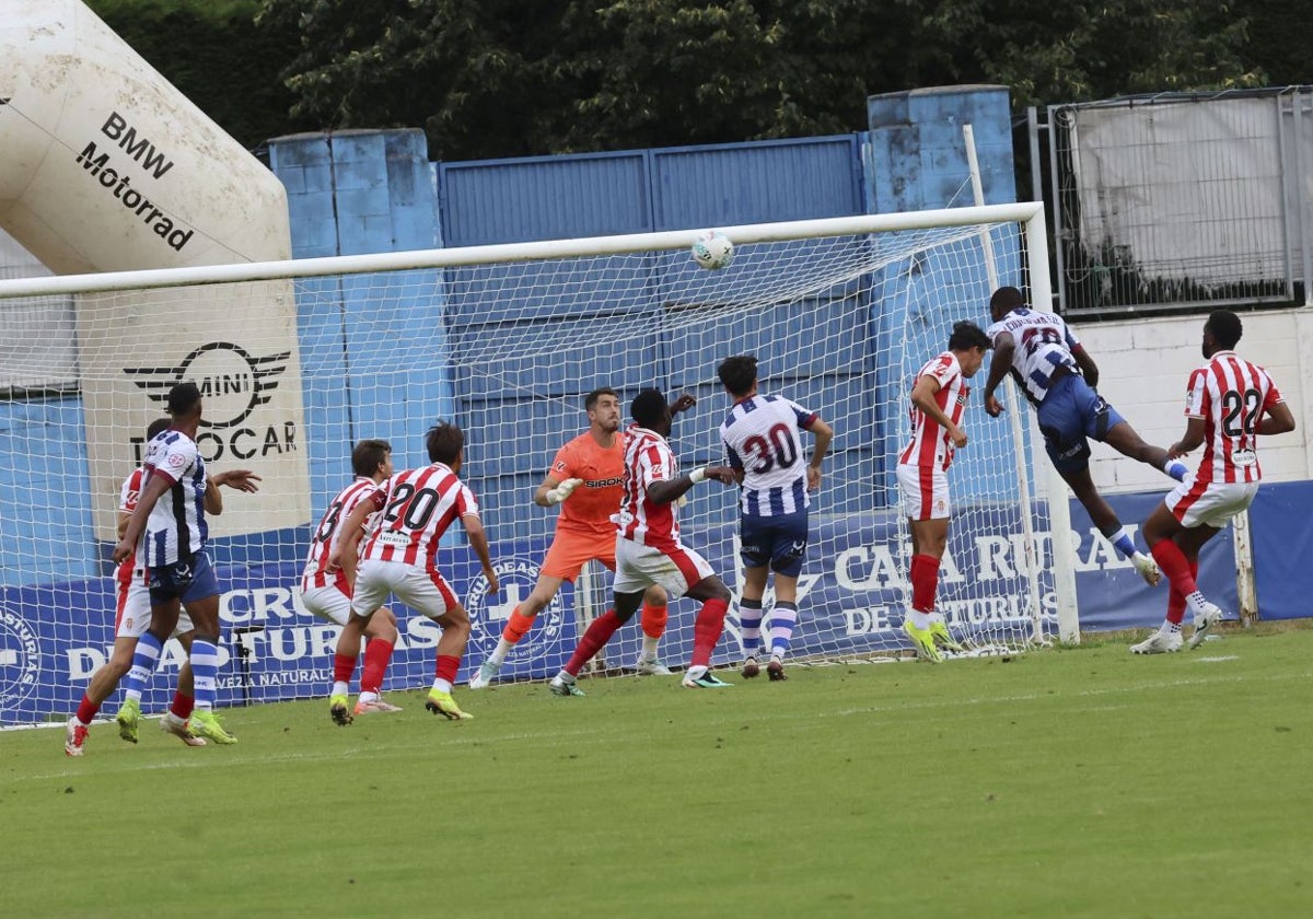 Eze estrelló un cabezazo en el larguero en la ocasión más clara del Real Avilés ante el Sporting.