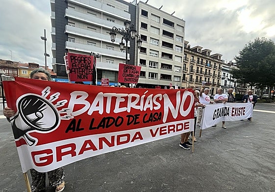 Vecinos de Granda protestan, durante el Pleno de Siero, contra el parque de baterías previsto.