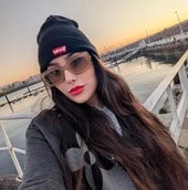 Ivana Rodríguez, en un selfie compartido por ella en su cuenta de Instagram en el entorno del Puerto Deportivo de Gijón.
