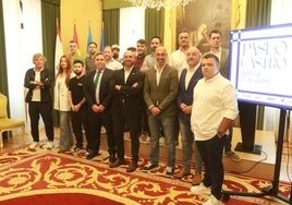 Autoridades, organizadores, colaboradores y hosteleros durante la presentación de la inauguración del Paseo Gastro en el Ayuntamiento