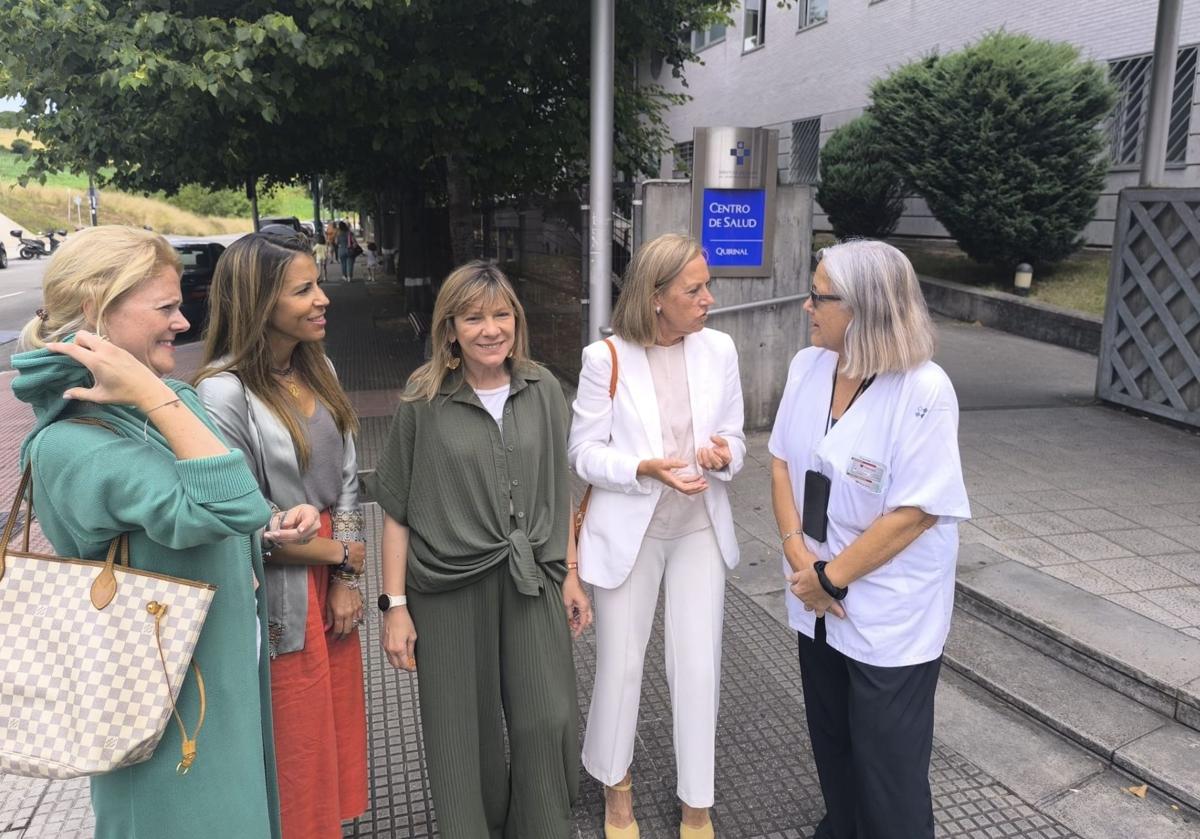La presidenta de la Junta Local del PP, Estefanía Rodríguez; la concejala Ceila Fernández; la portavoz municipal, Esther Llamazares, y la diputada Pilar Fernández Pardo, en el centro de salud del Quirinal.