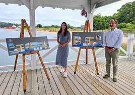La concejala de Turismo, Raquel Ruiz, y el jefe del Departamento de Sostenibilidad de la Autoridad Portuaria de Avilés, Alejandro Varas, presentaron el estand en la FIDMA en el embarcadero de San Balandrán.