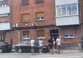 Vecinos delante del portal número 1 de la calle Siero, en Mieres