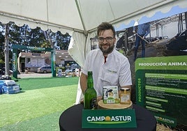 Daniel Lambás, en el espacio deCampoastur, con una selección de susproductos.