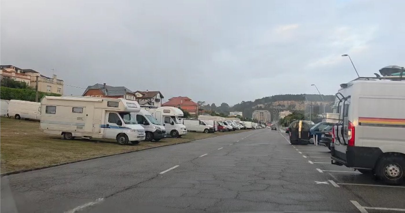 Estos días, las calles de Salinas se llenan de autocaravanas y furgonetas camperizadas.