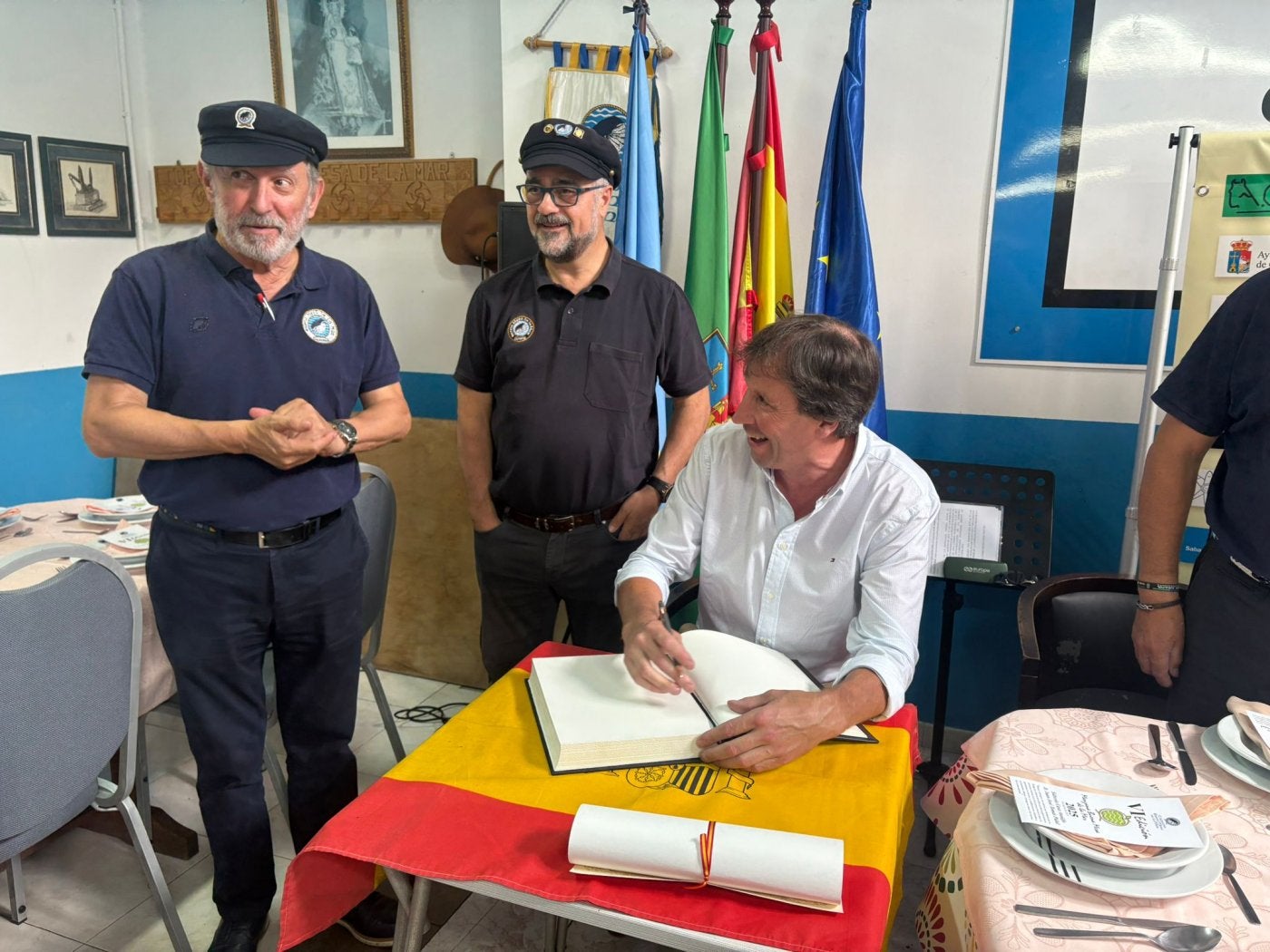 Juan José Tomás Pidal firmando el libro de honor.