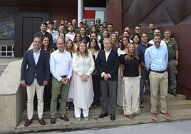 Foto de familia del medio centenar de integrantes de la Cámara de Comercio de Gijón en las escaleras del Palacio de Congresos.