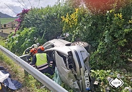 Estadob en el que quedó el coche tras el accidente en Navia.