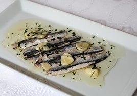 Plato de boquerones en vinagre.